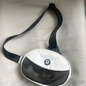 LULU LEMON Take It On Belt Bag